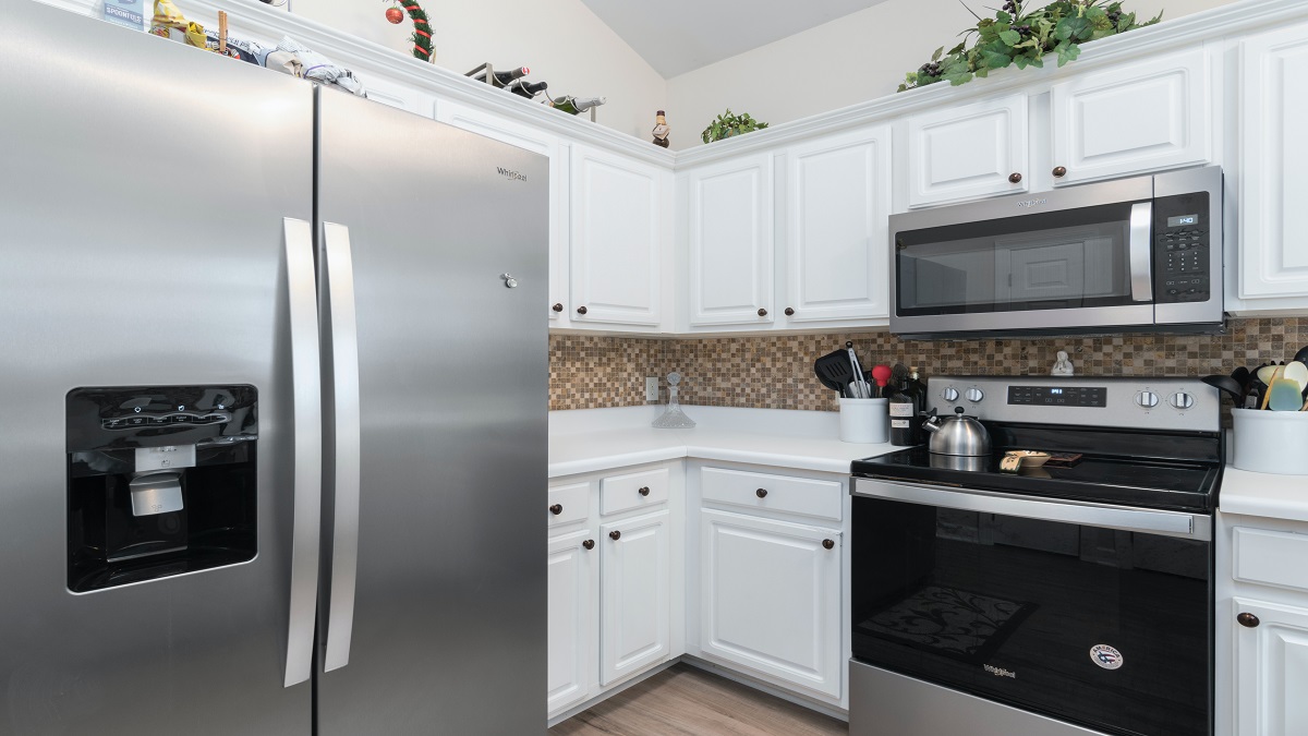 Кухня в хрущевке дизайн с холодильником и газовой плитой и микроволновкой